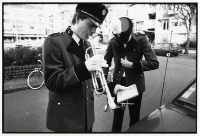 108060 Afbeelding van leden van het Koninklijk Utrechts Dilettanten Orkest (K.U.D.O.) te Utrecht, tijdens warmblazen op ...